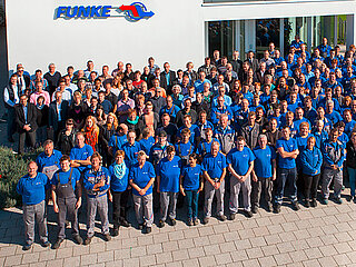 Employees in front of FUNKE headquarters
