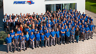 Collaborateurs devant le siège de FUNKE à Gronau (Leine)