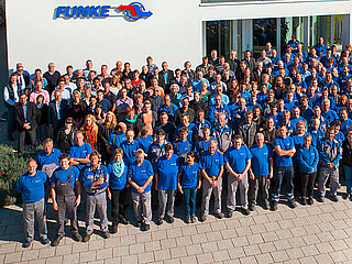 Mitarbeiter vor dem FUNKE Firmensitz in Gronau (Leine)
